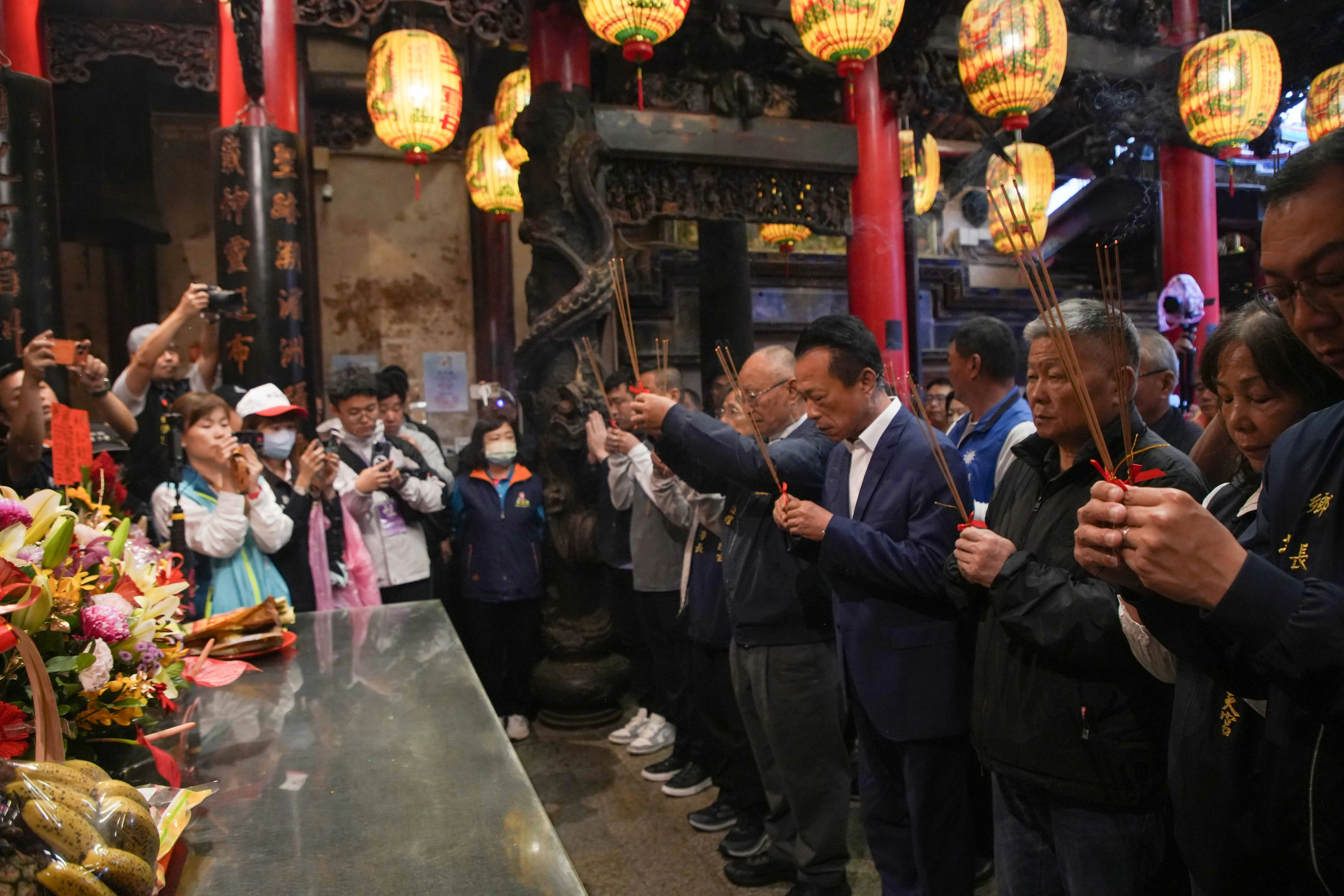 翁章梁赴新港奉天宮、六興宮參與遶境起駕大典 祈求台灣燈會順利平安