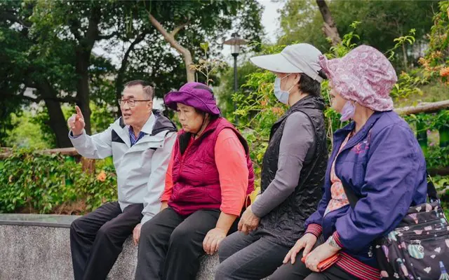 深入蘇巧慧選區　李四川化身公園阿伯話家常