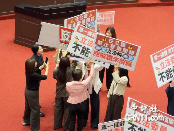 女綠委圍攻李貞秀　立院上演衝突叫囂