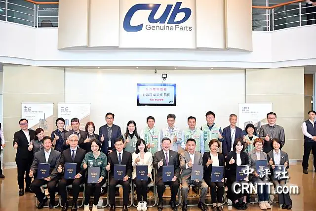 卓榮泰參訪無人機軍工業　批在野不重視