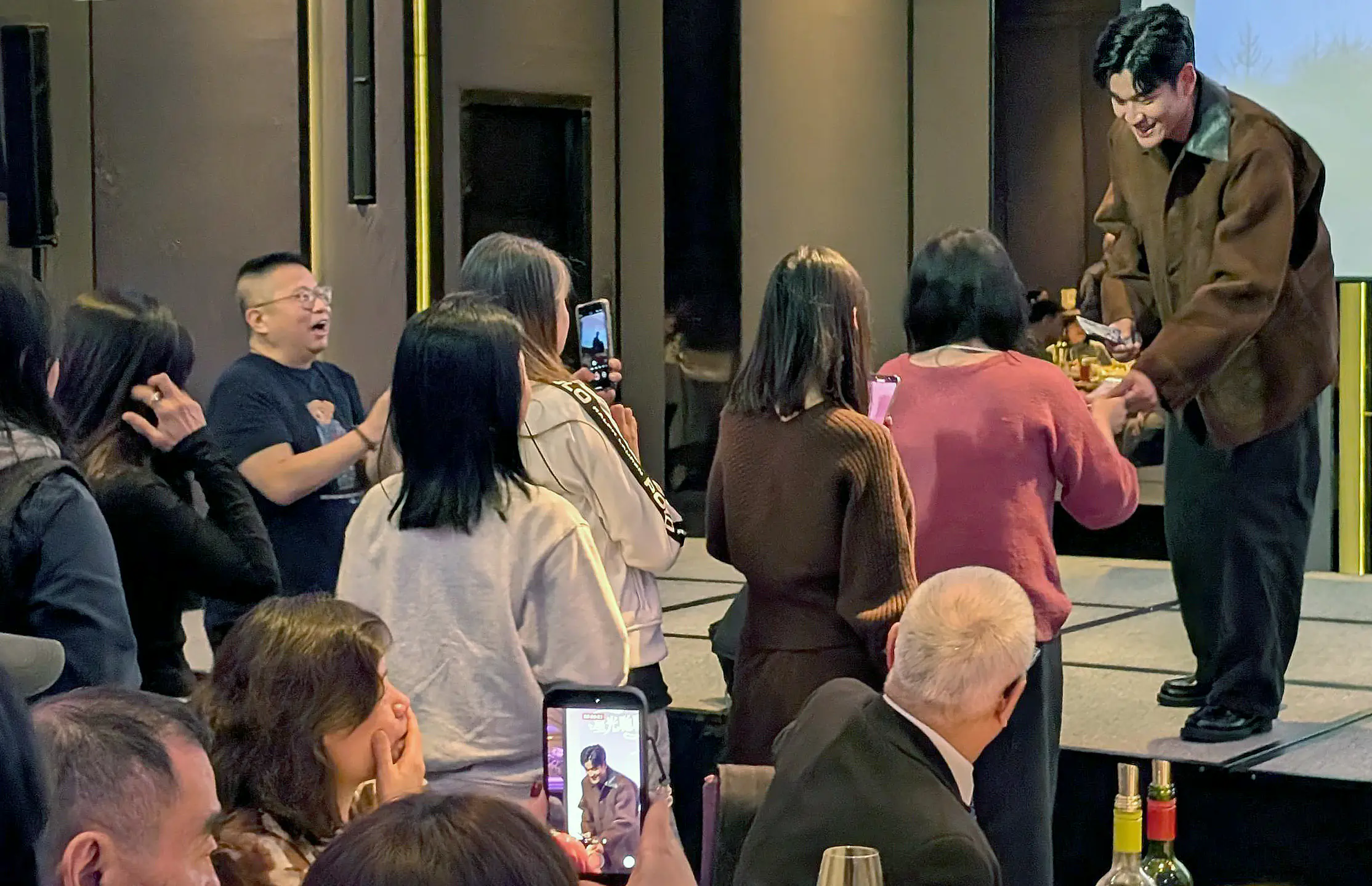 周興哲紅包雪片狂撒 猜拳拼獎金全場暴動 星空飛騰春酒嗨翻台北