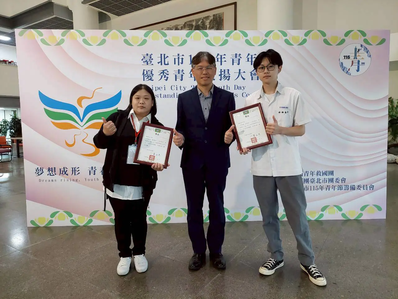 看見南港人的韌性與影響力 南港高中顏辰軒、陳蘭桂雙雙榮獲優秀青年殊榮