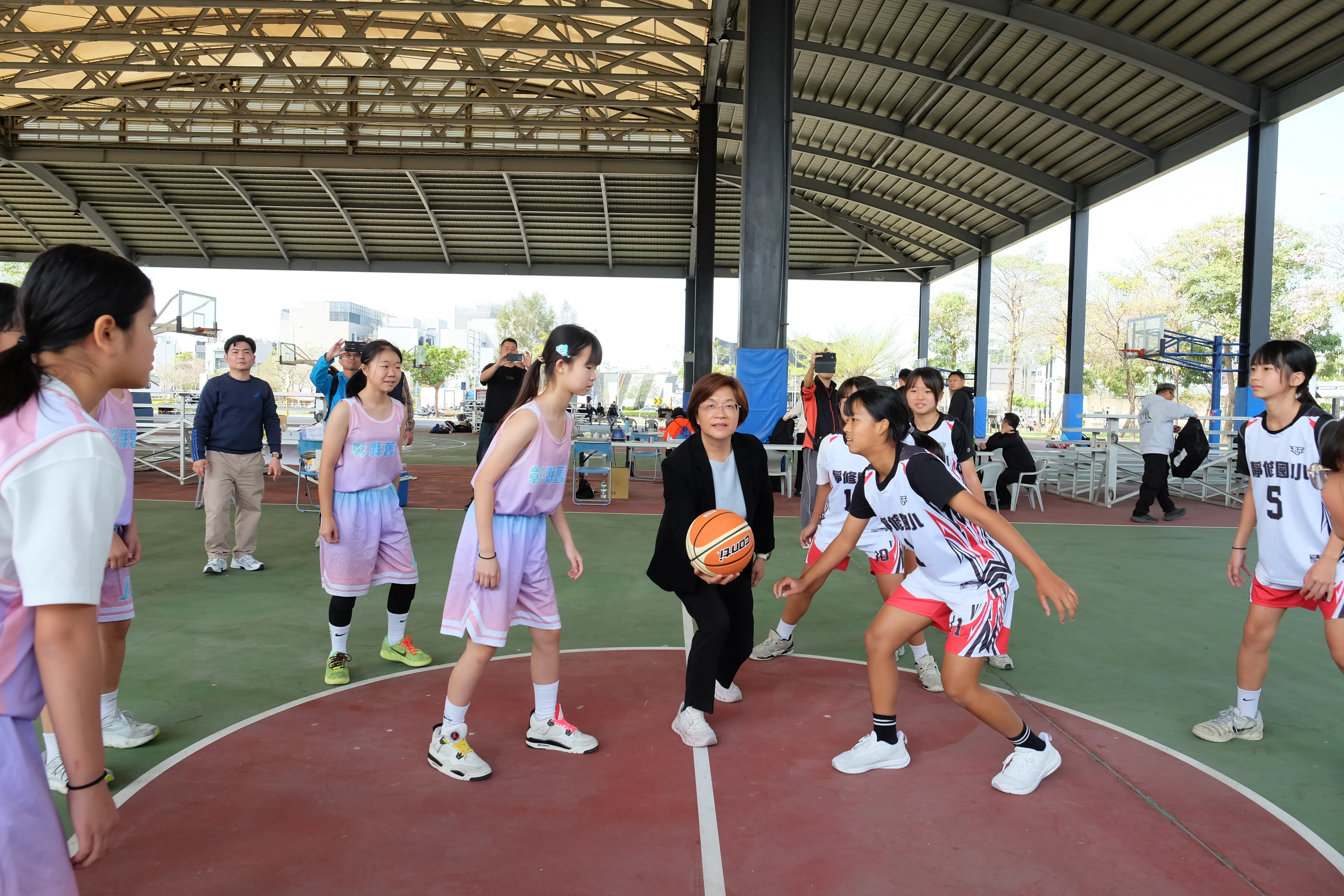 彰化縣國小籃球聯賽開幕　49校614名小將齊聚競技