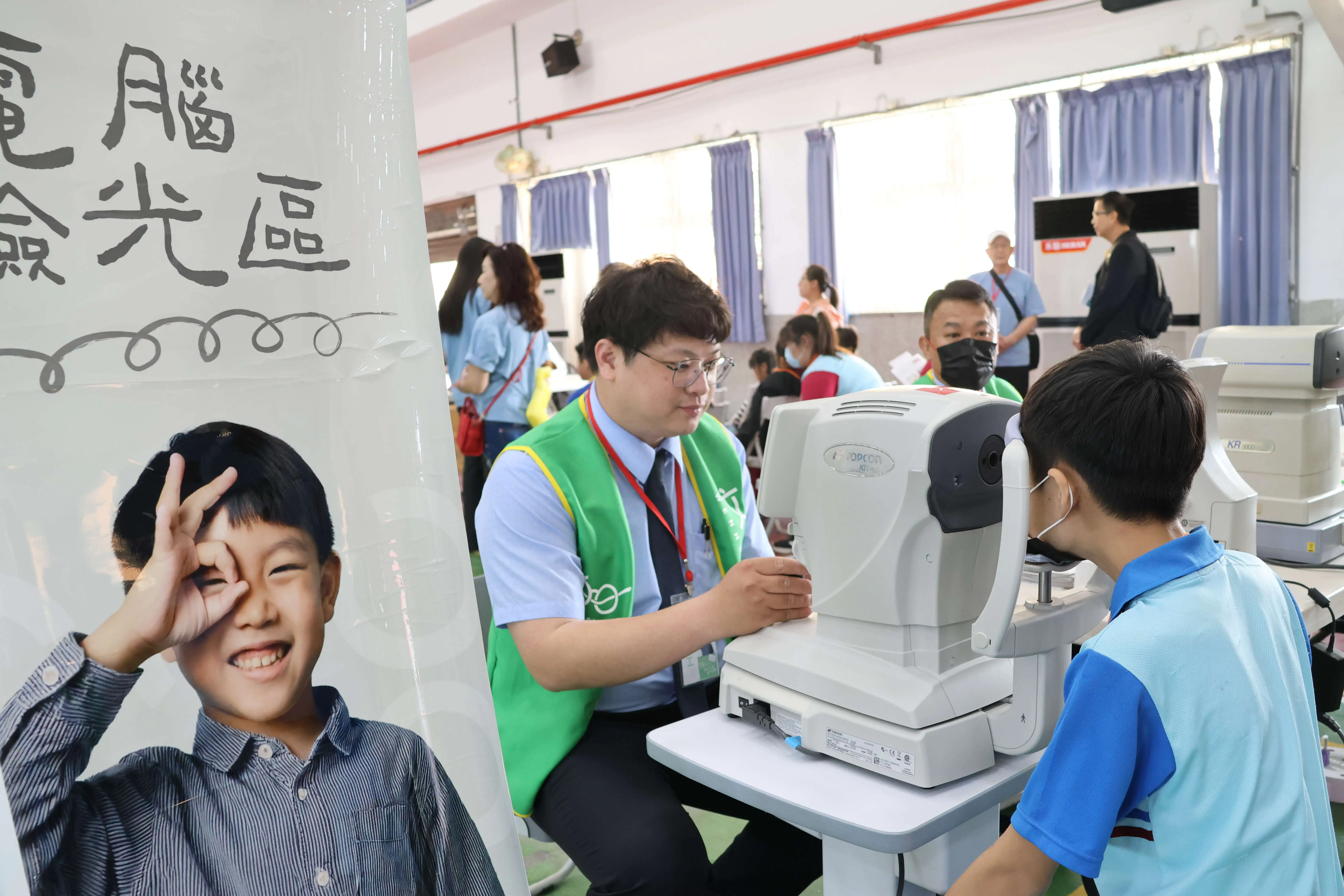 偏鄉視力守護有成　國際扶輪贈臺西學童護眼檯燈744座  同步啟動近視矯正永續照護