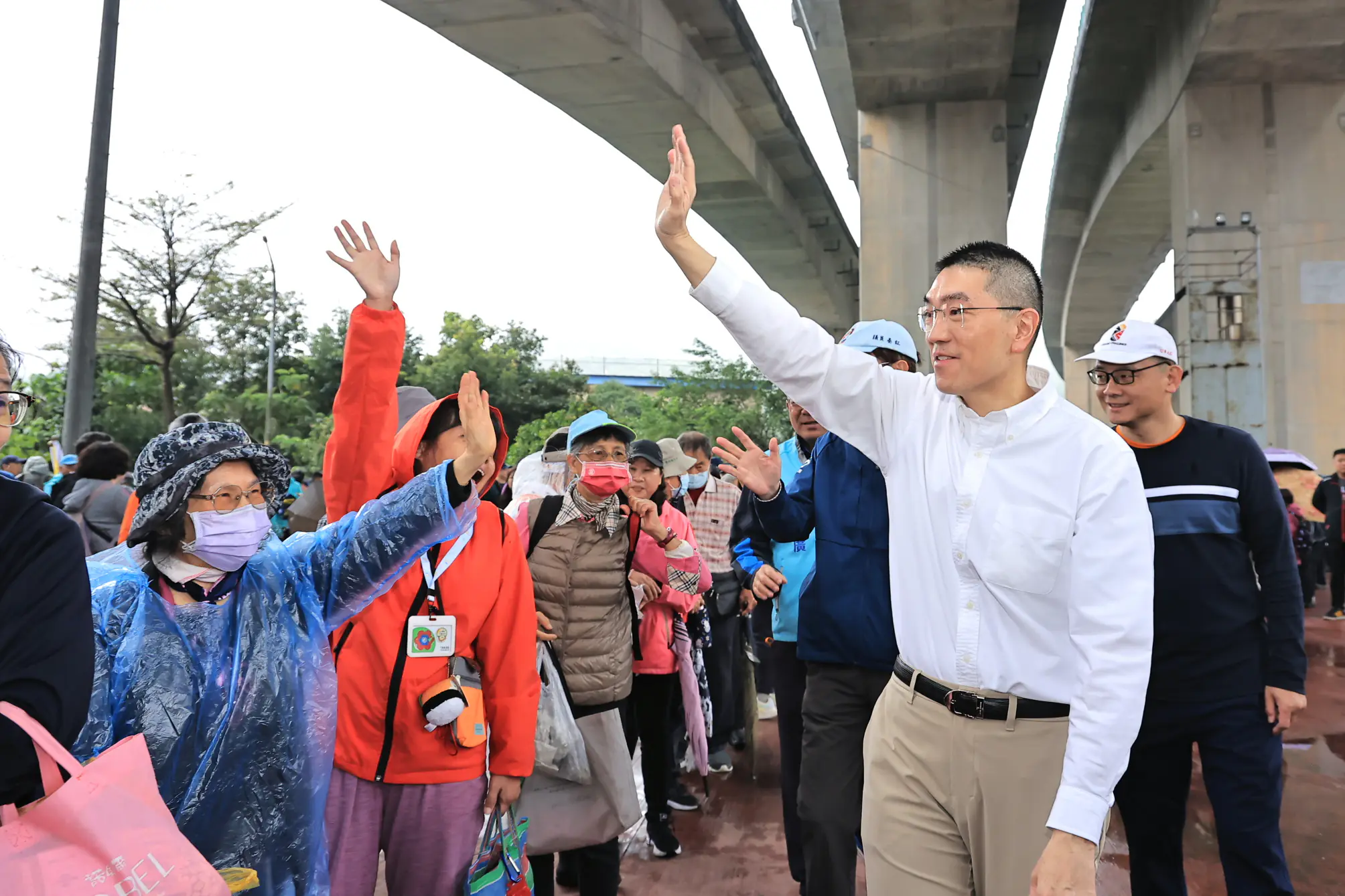 安樂區健走開放新山水庫　吸引千位市民冒雨參與