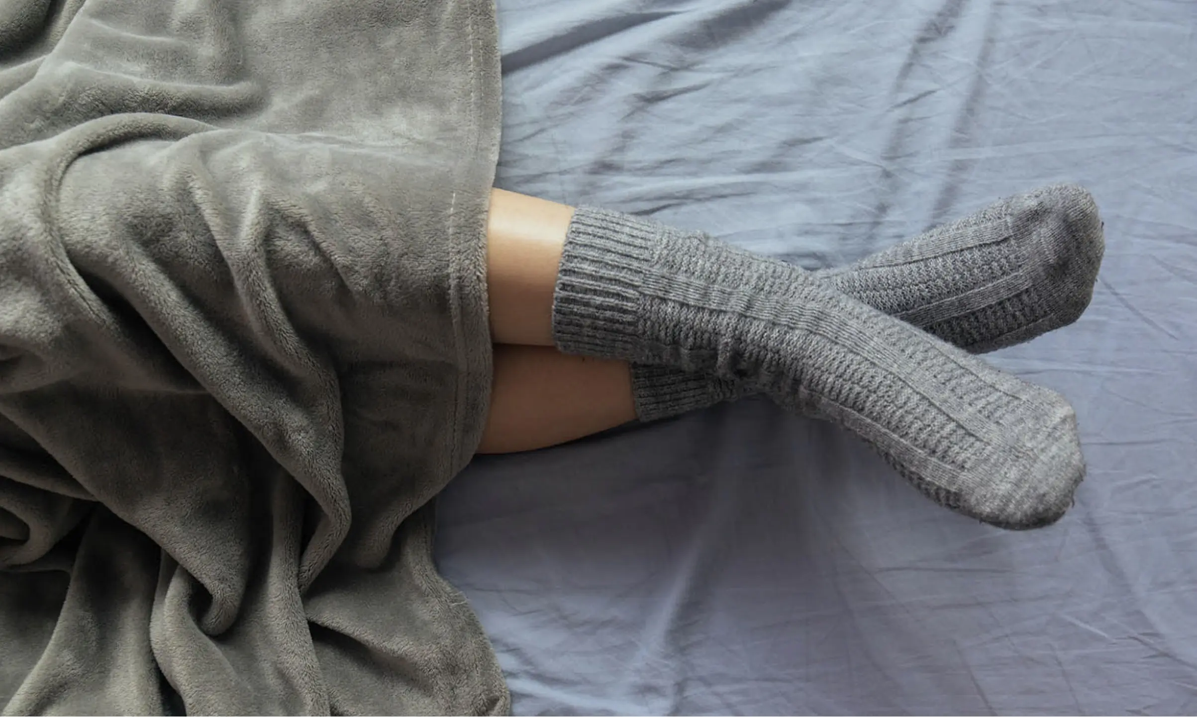 春天後母臉溫差劇烈如何睡個好覺？ 告別踢被著涼與手腳冰冷  歐盟認證可機洗法蘭絨毯成換季寢具首選