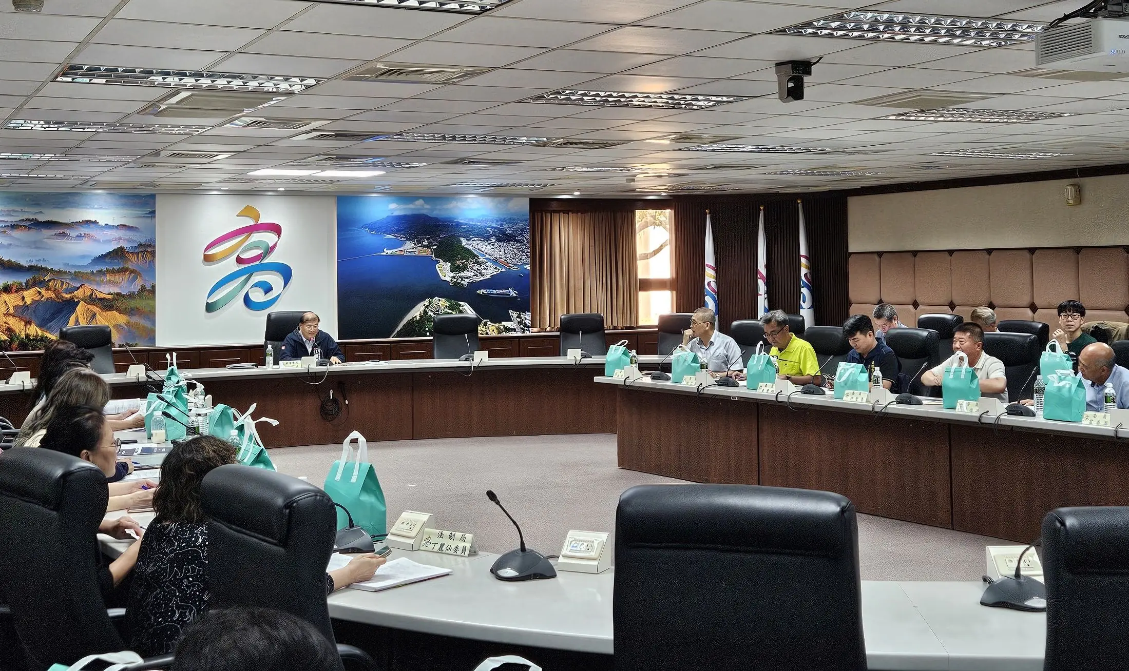 高市府召開勞工自治委員會　頒發新聘聘書並致匾感謝委員長期貢獻