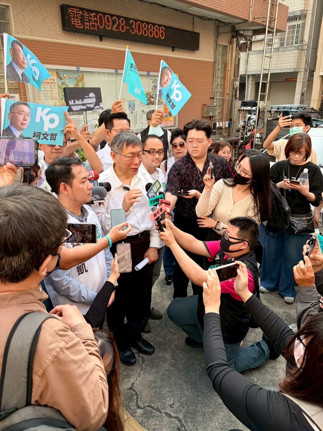 柯文哲南下高雄  以座談佈局年底選戰！交通、平權、高齡社會「人民才是政治的主體」