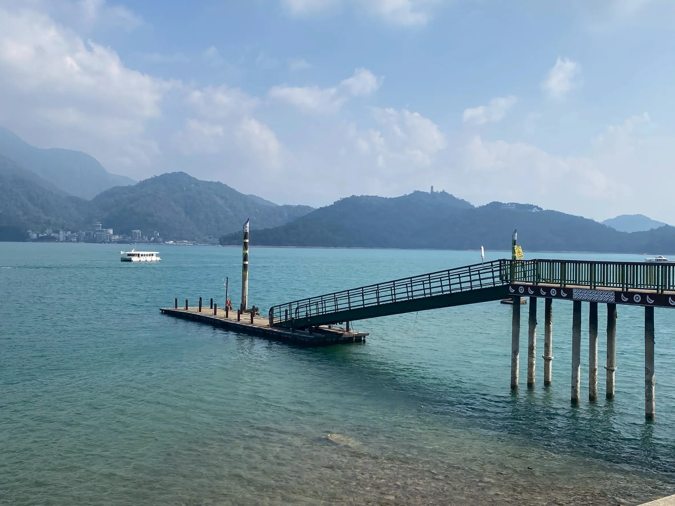 日月潭水位持續下降　日管處啟動朝霧碼頭浮排拖離作業　水位如跌破 740 公尺 不排除封閉碼頭暫停營運