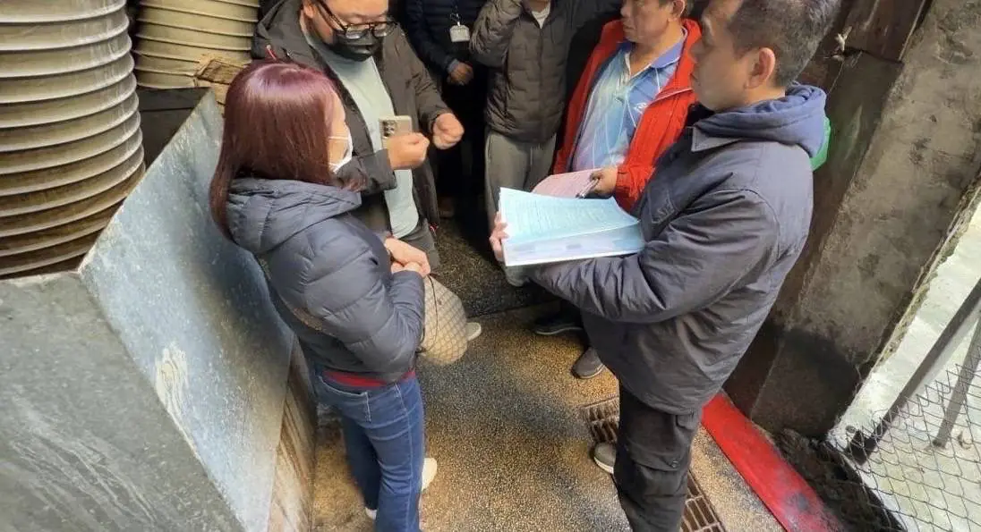 基隆廟口商圈側溝油污污染　環保局連兩日稽查開罰逾10萬元