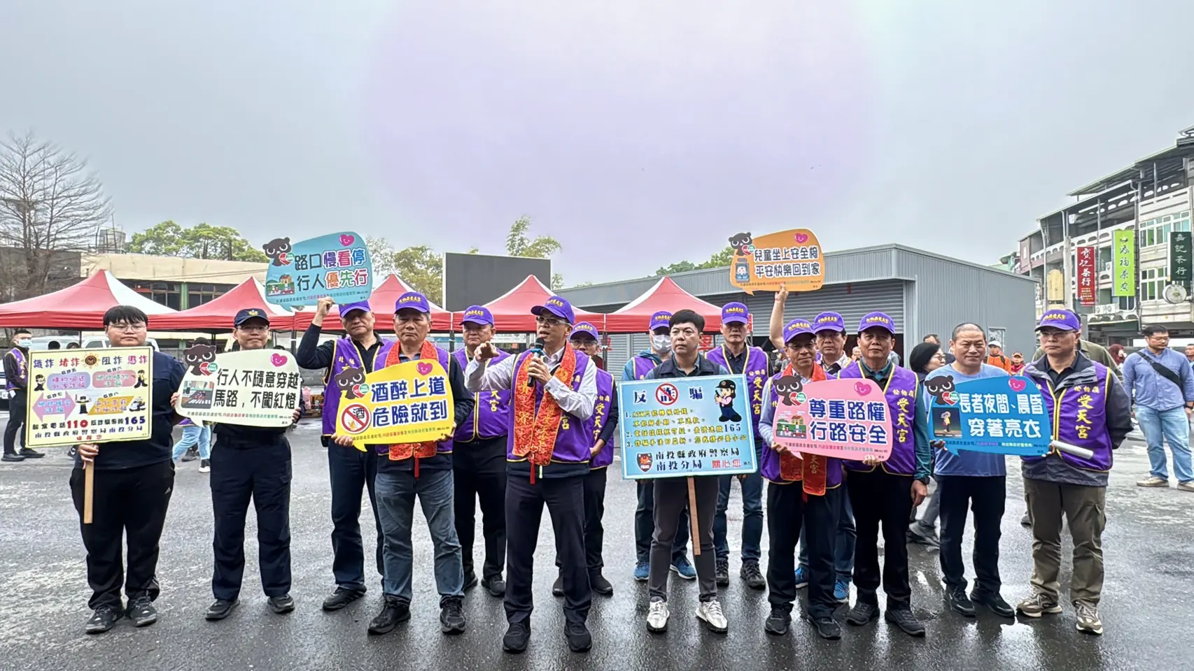 南投警分局松柏嶺上元慶元宵　擔桃祝壽結合交安防詐宣導　