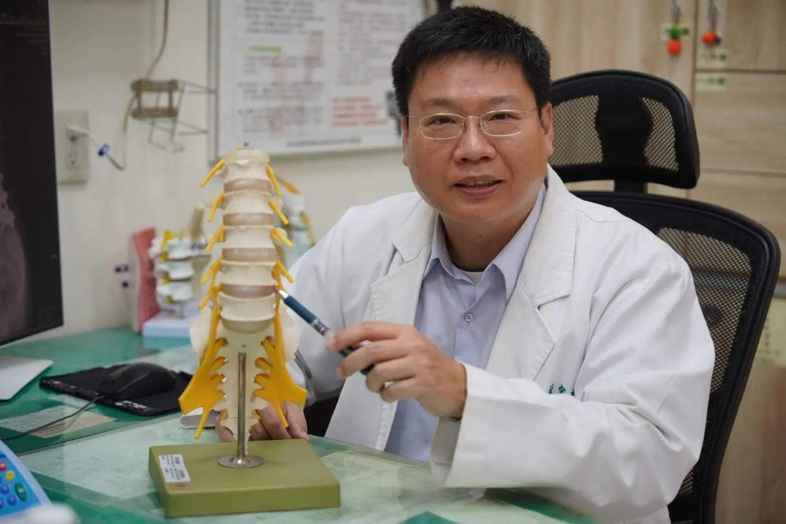 下肢麻木竟是脊椎腫瘤作祟　微創手術助30歲男重拾行走能力