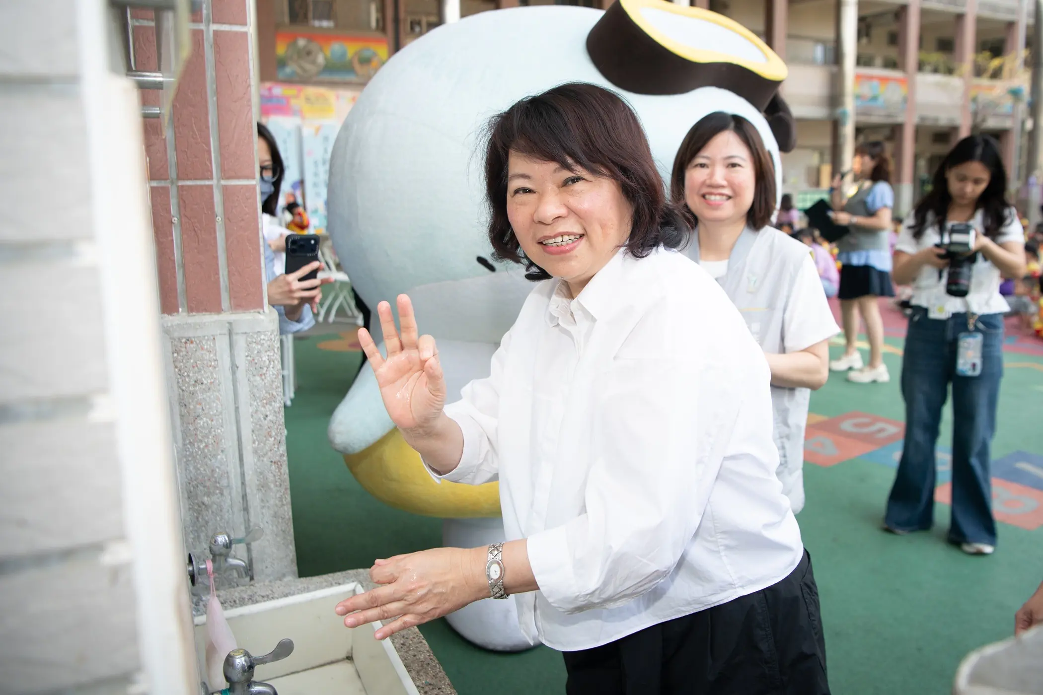 防堵腸病毒入侵校園 饗賓集團、耐斯企業捐洗手乳 黃敏惠示範正確洗手