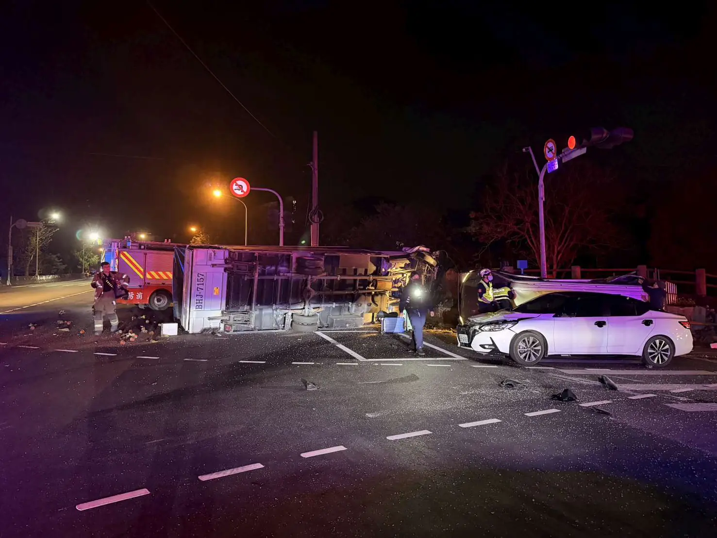 草屯鎮昨晚凌晨發生一起A1交通事故 造成1死7傷 草屯鎮昨晚凌晨發生一起A1交通事故 造成1死7傷