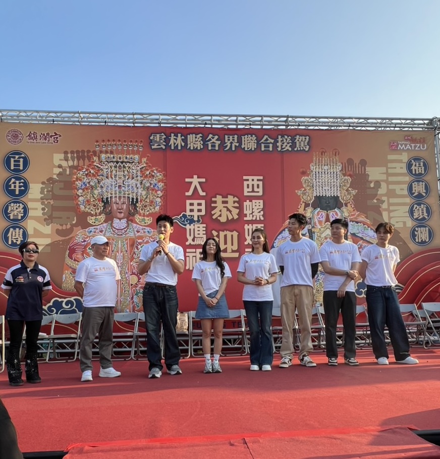 梁佑南 方琦母女凌晨三點熱血迎大甲媽 獲殊榮扛神轎 鑽轎底