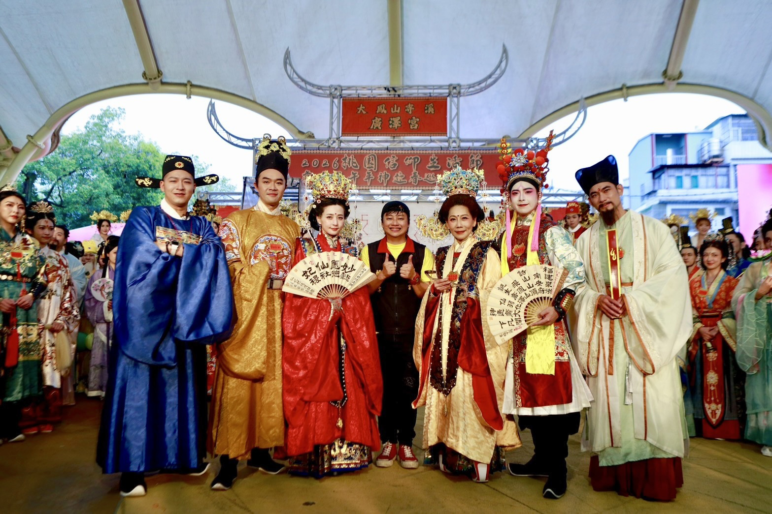 大廟前唱到淚崩!賴銘偉獻唱〈伊是阮老爸〉抱父痛哭 全場齊喊生日快樂超催淚 大廟前唱到淚崩!賴銘偉獻唱〈伊是阮老爸〉抱父痛哭 全場齊喊生日快樂超催淚