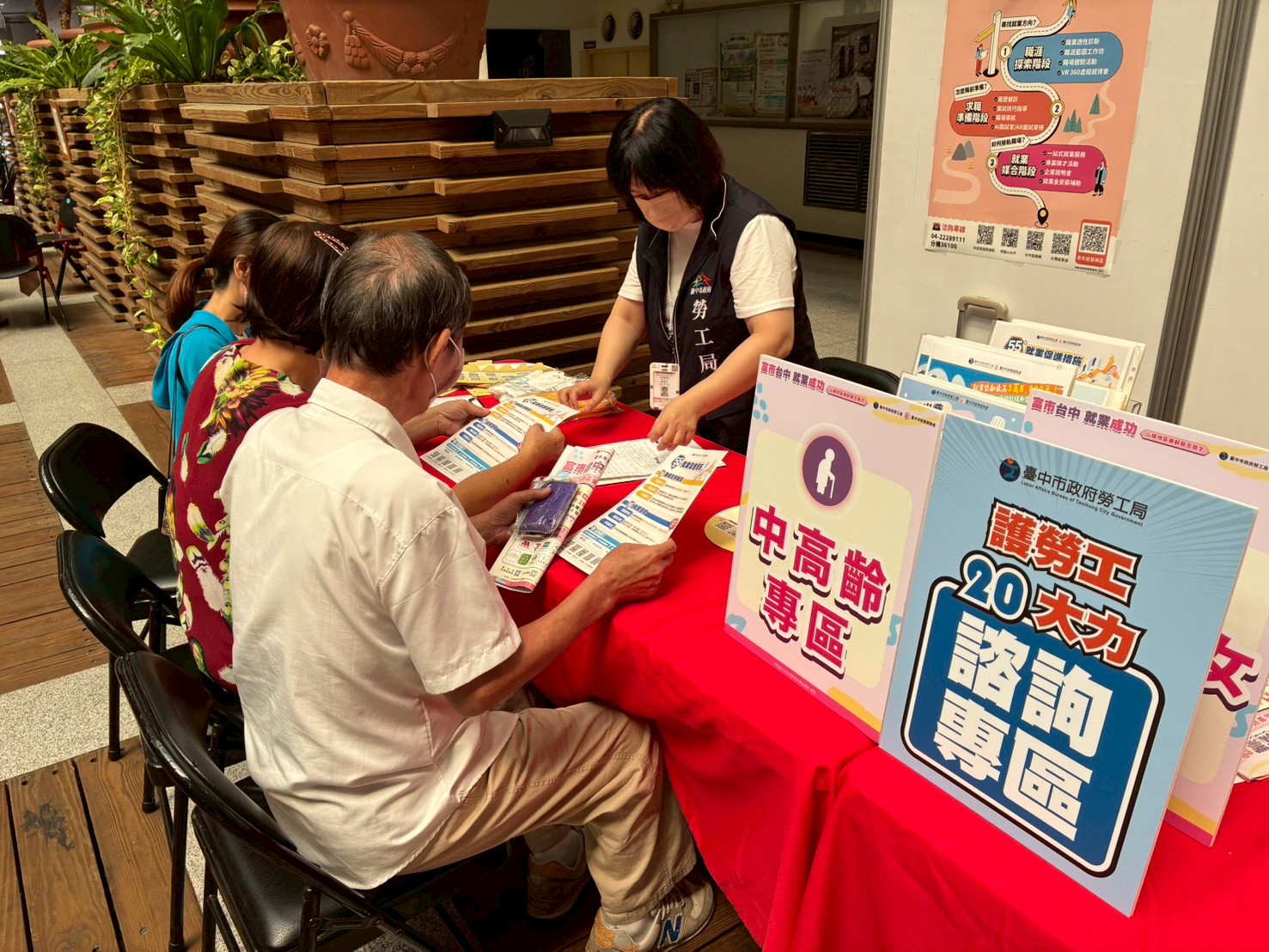 銀髮就業正夯！　中市府山線樂齡徵才4/29登場 13家餐飲服務廠商逾400職缺搶人才