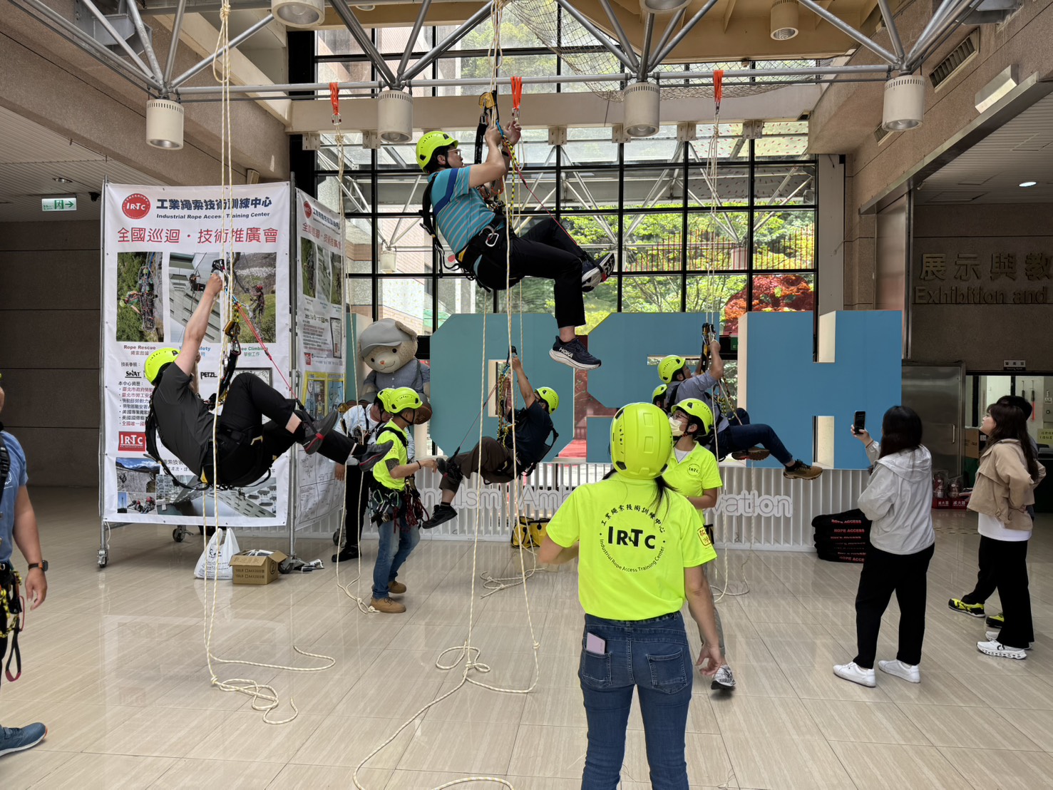 響應世界職業安全衛生日　中市勞工局取經桃機與IRTC　導入科技減災與強化高樓繩索作業安全