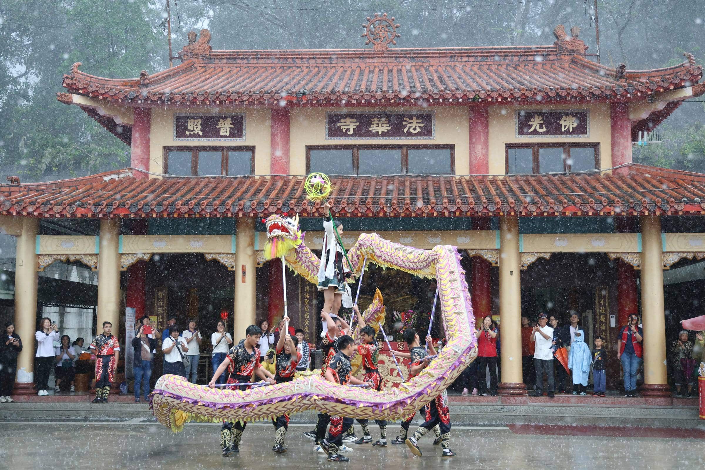 投縣「金龍賜福藝術文化節」迎春雨引人潮　同享信仰藝文公益之樂