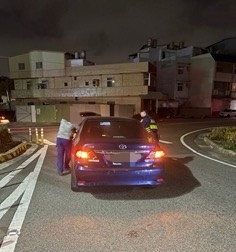和美暖警助民眾推拋錨車輛　避免交通事故