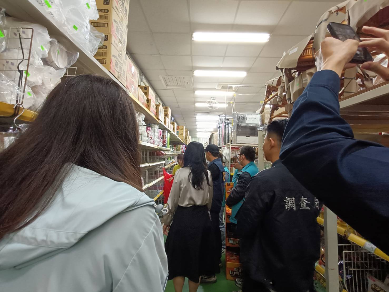 嘉義縣政府連假會同檢調 前往賣場訪查塑膠袋供貨狀況