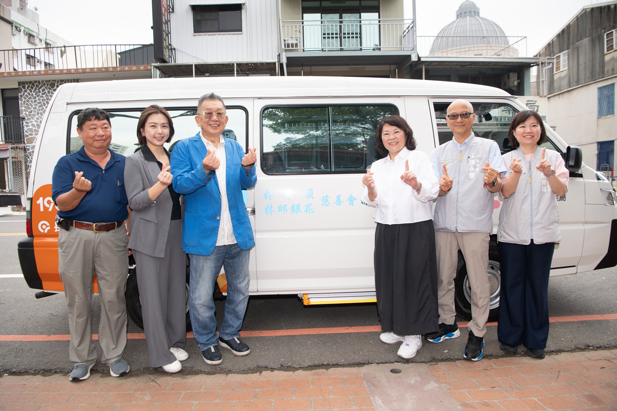 林文村以父母之名捐嘉市長照交通車　黃敏惠見證暖心善舉