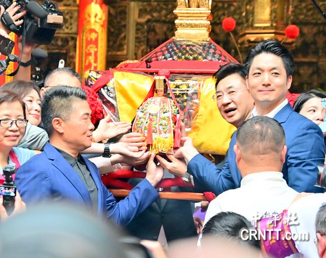 大甲媽入轎儀式　順風耳神尊掉落眾人驚呼