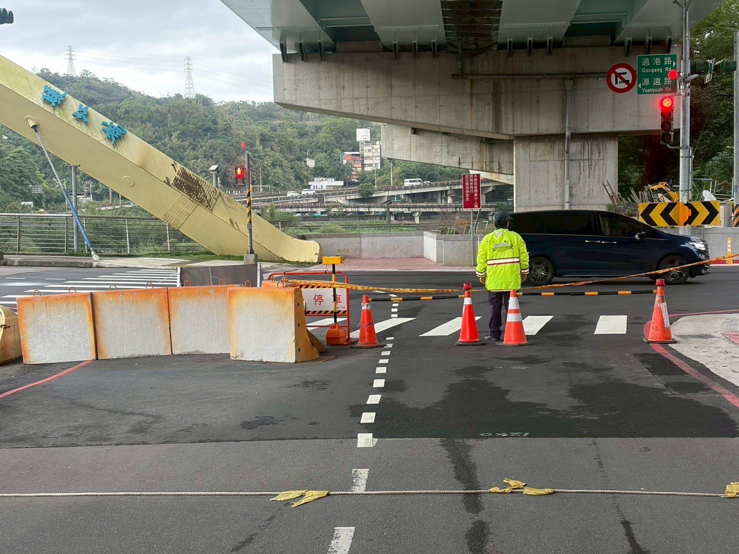 興隆街邊坡仍有危石 基市府4月分段封閉辦理打除作業 興隆街邊坡仍有危石 基市府4月分段封閉辦理打除作業
