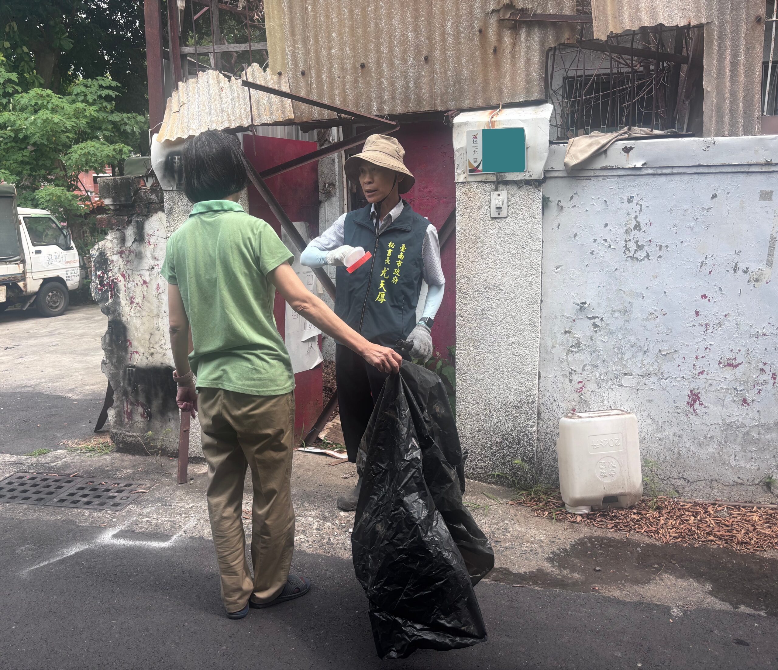 夏季病媒蚊指數漸升，南市府尤秘書長親領防疫團隊社區巡查，呼籲市民定期巡倒清刷