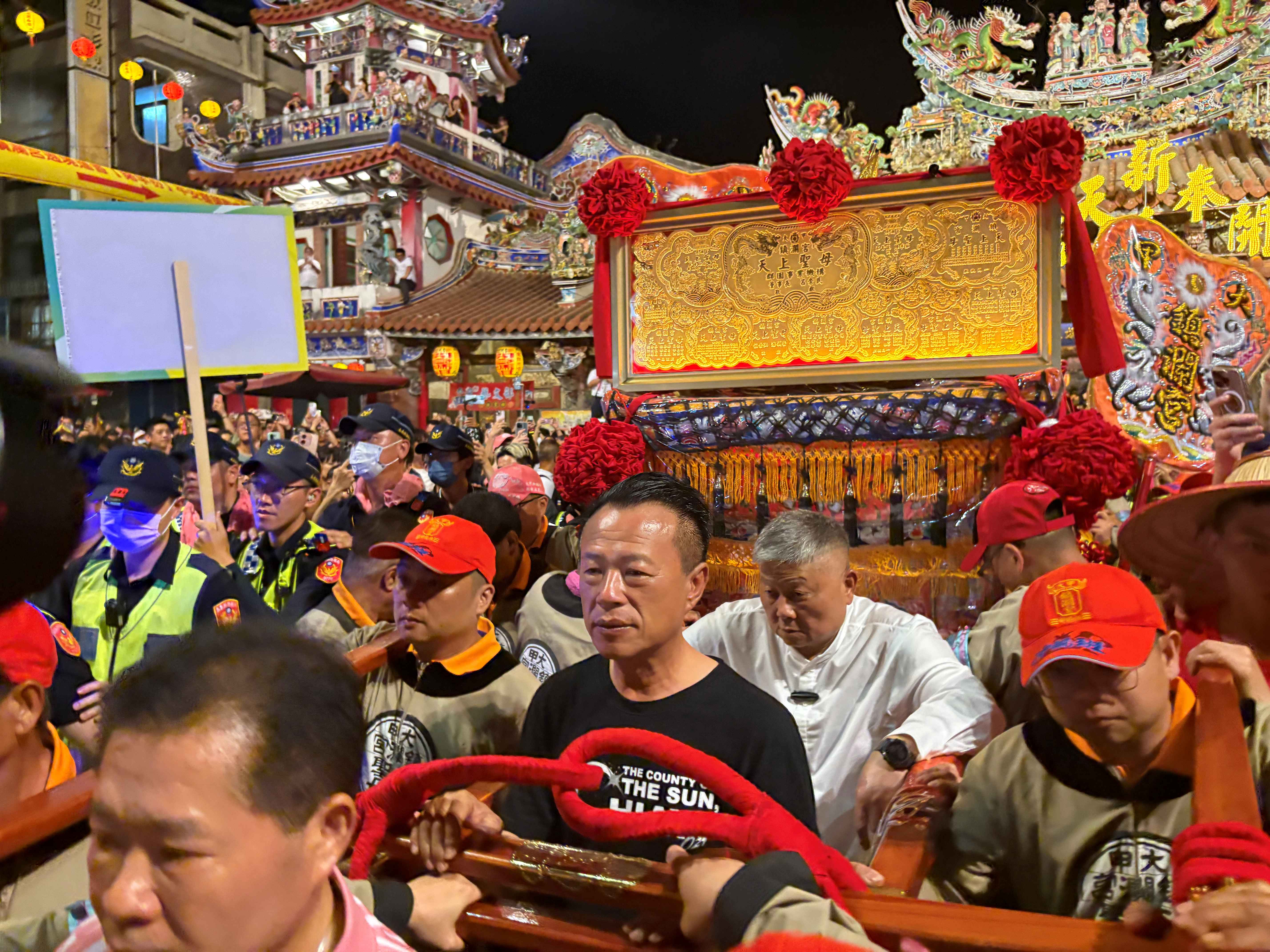 大甲媽遶境圓滿起駕　翁章梁點燃馬炮恭送回鑾