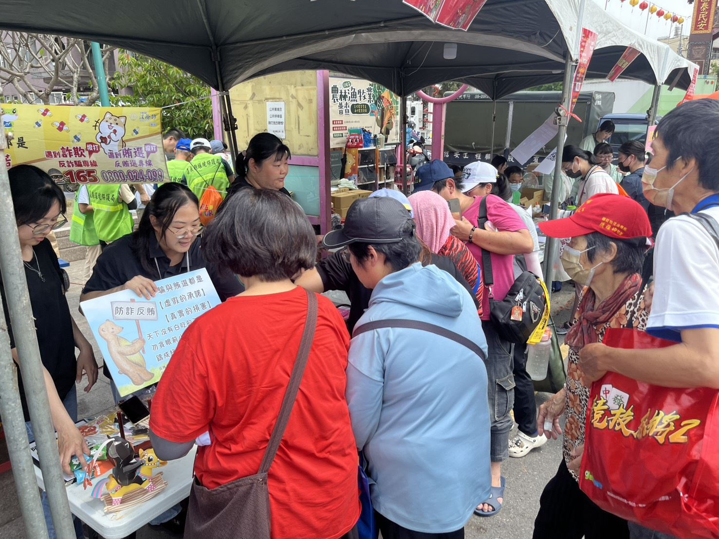 大甲媽祖駐駕新港　嘉縣府政風處設攤宣導反詐反賄、護廉能
