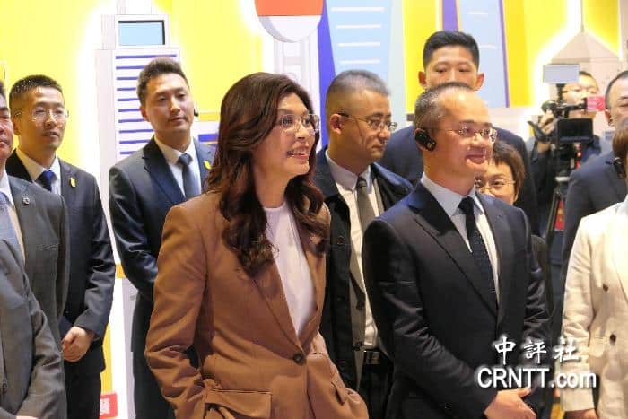 鄭麗文上海體驗無人機外賣　王興親自接待導覽