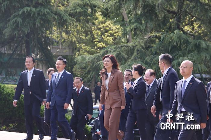 鄭麗文謁中山陵　大陸民眾高呼歡迎