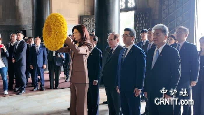 鄭麗文拜謁中山陵　數度哽咽