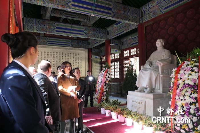 鄭麗文和連勝武在連戰種的樹前合影