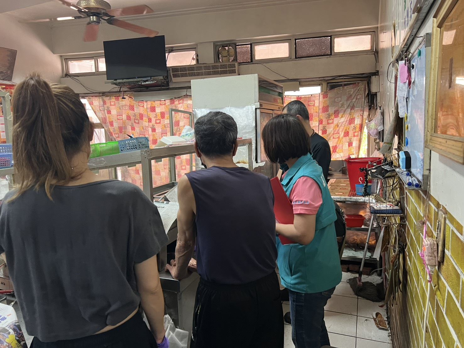 排隊名店便當含異物 嘉縣衛生局即時稽查、勒令限期改善 排隊名店便當含異物 嘉縣衛生局即時稽查、勒令限期改善