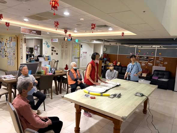 蘭陽仁愛之家安養中心長者們一起玩互動遊戲機 在歡樂中學習