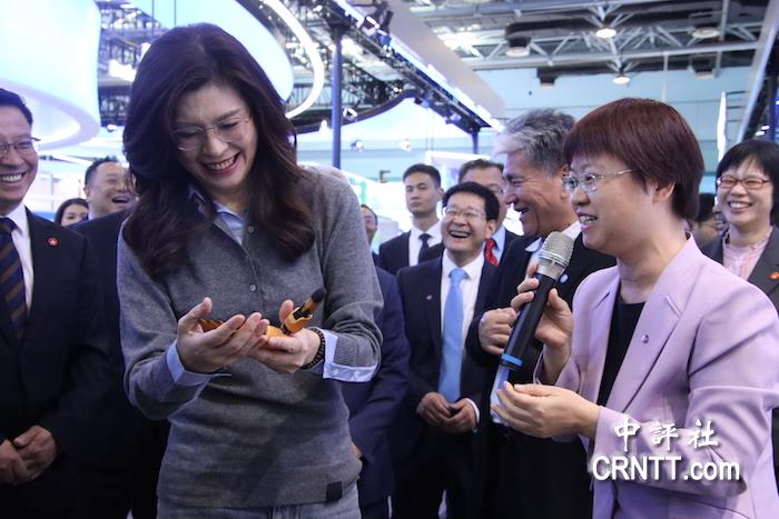 鄭麗文獲贈“靈巧手” 　帶回台灣給老公