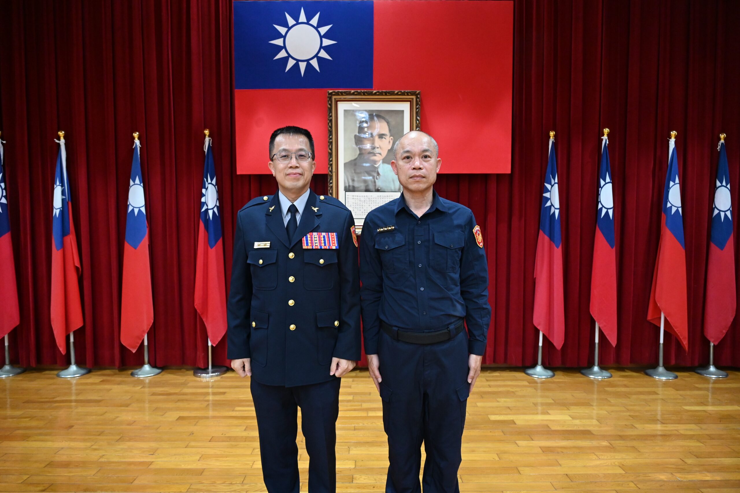 「後勤楷模」榮陞巡佐 假日攜子加班感動同仁