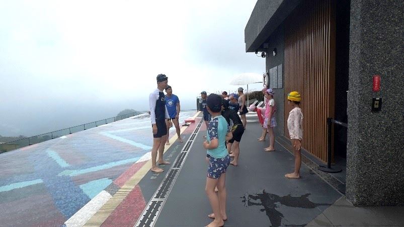 中興國小與阿里山英迪格酒店合作 推動五星級「雲端游泳課」