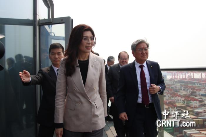 鄭麗文訪洋山港：兩岸定會擔起和平使命