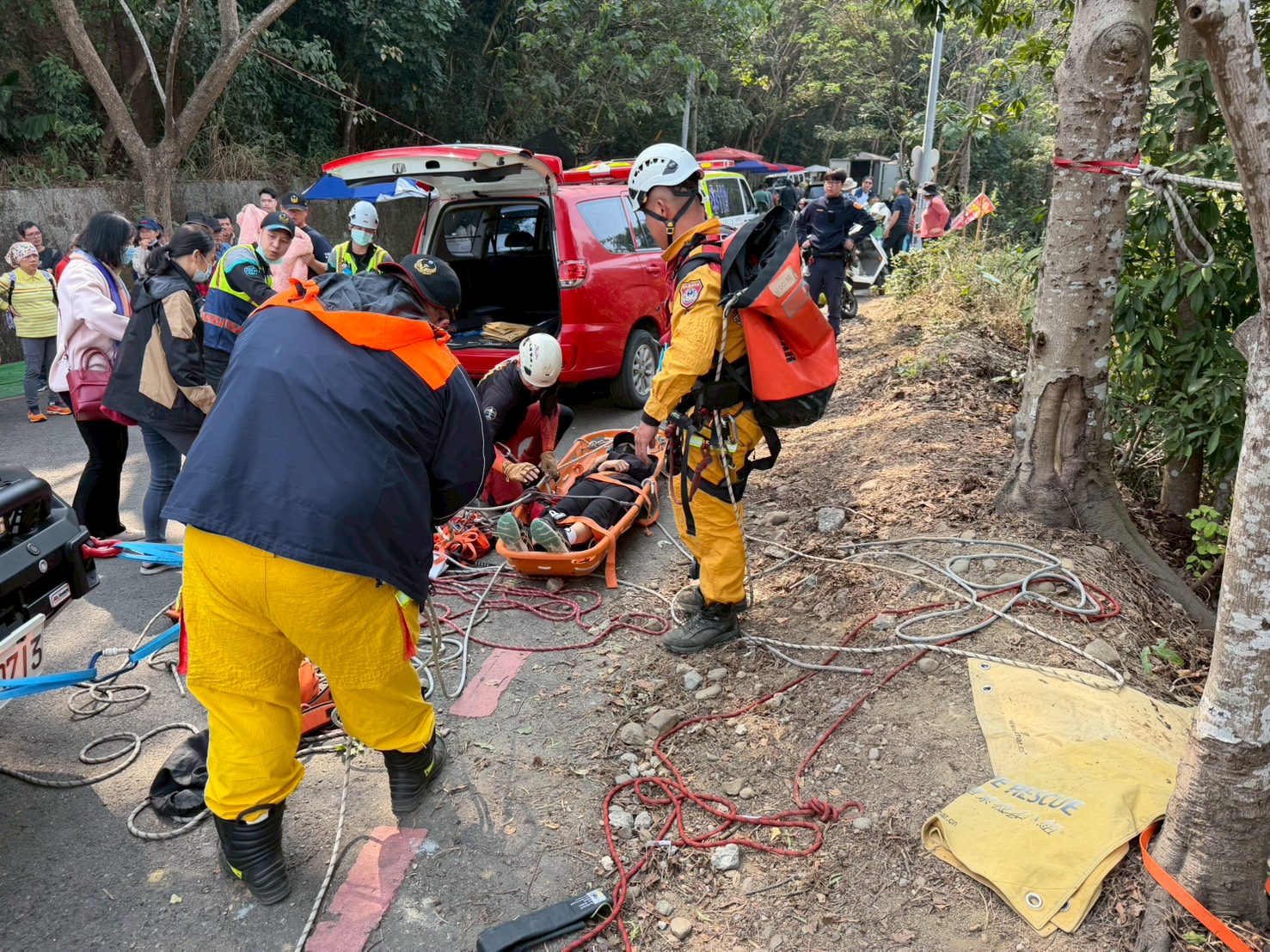 警眼如炬！少女藤山步道滑落山坡　員警火速搜救成功救回