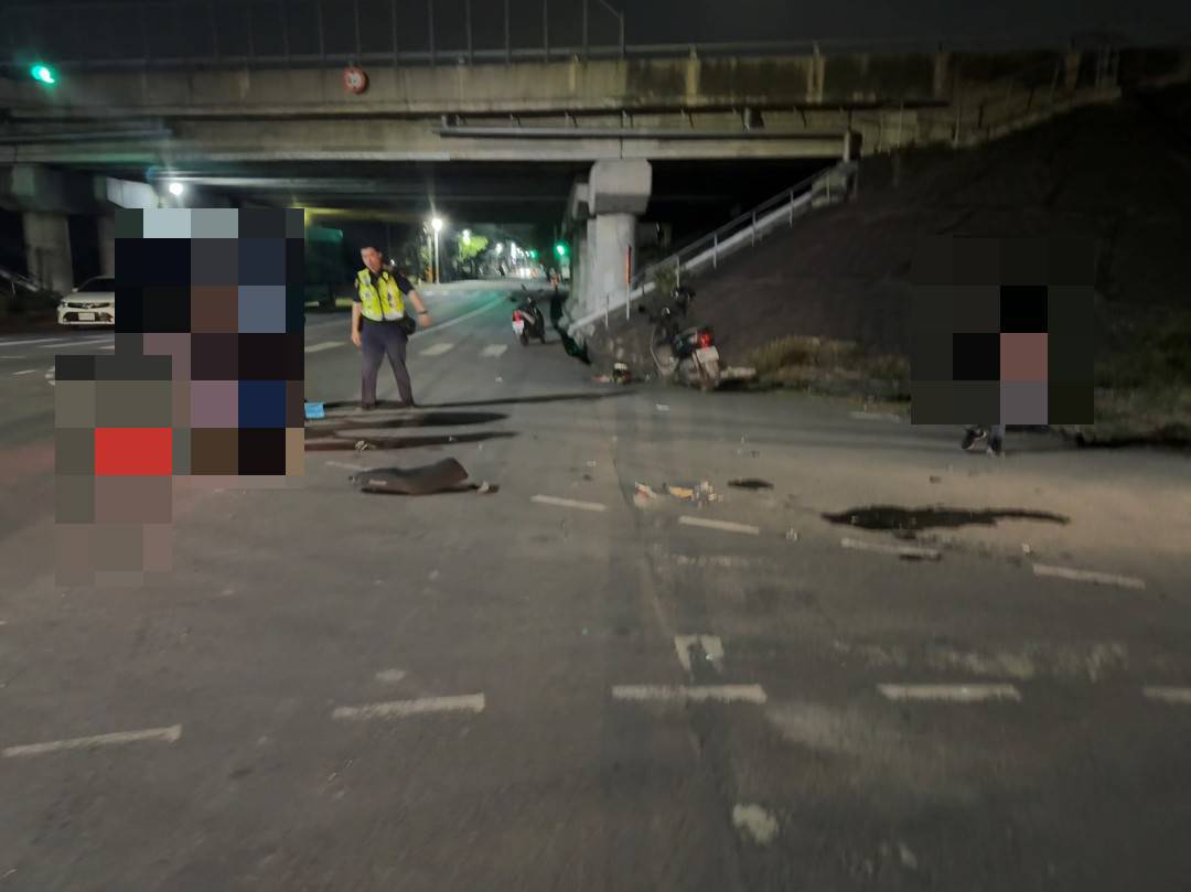 鹿港暖警捲袖主動協助清掃車禍碎片　避免造成二次交通事故　備受讚許