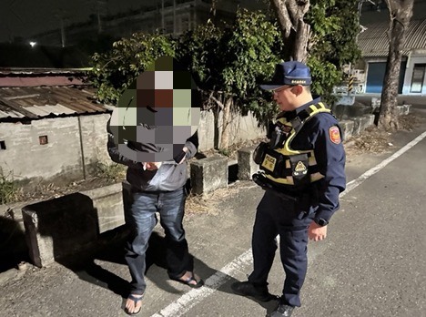 天冷飲酒不勝酒力倒臥路旁　和美員警親切關懷