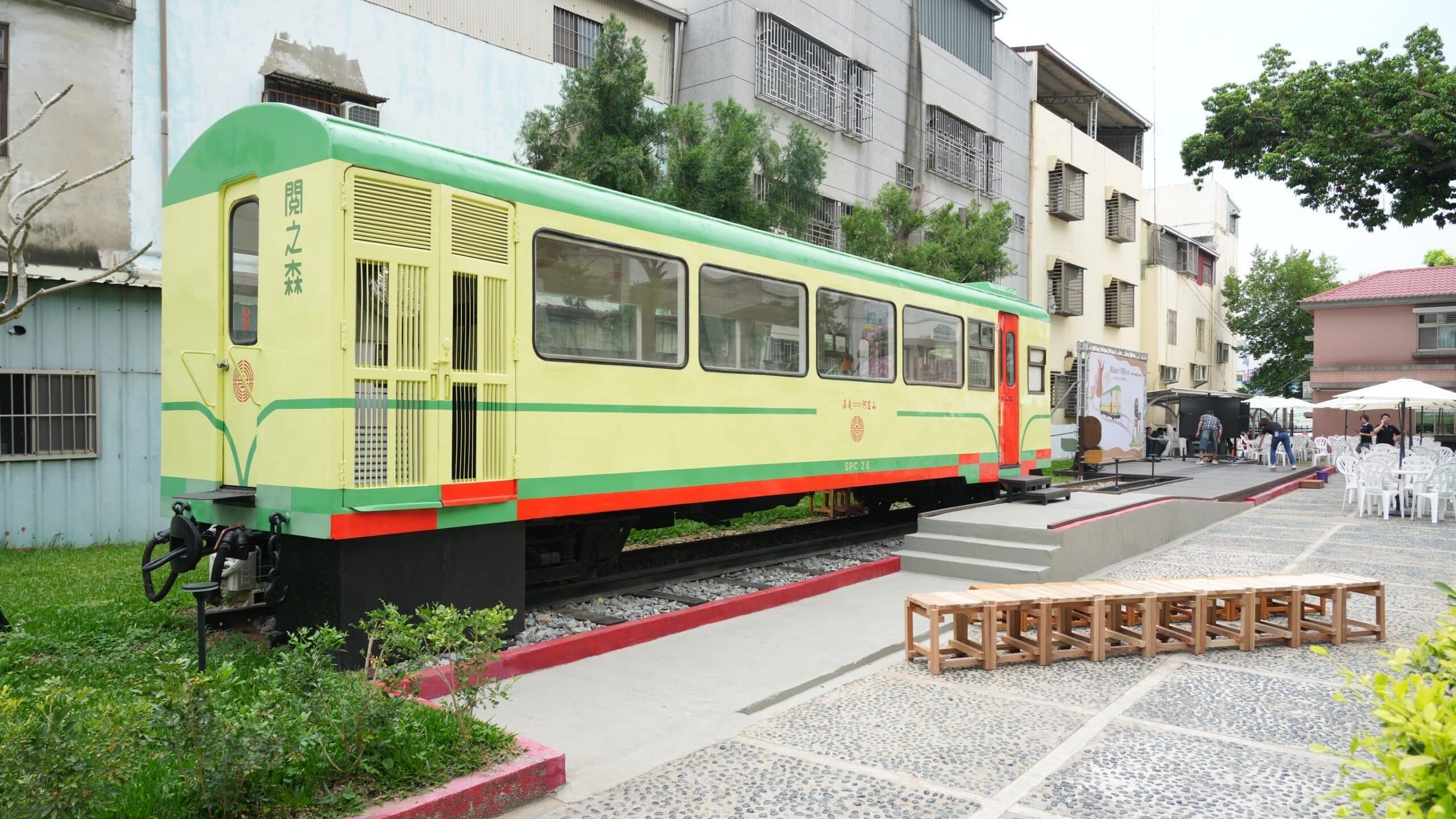 黃敏惠與林森國小師生同慶林鐵車廂新生　搖身校園特色閱讀空間