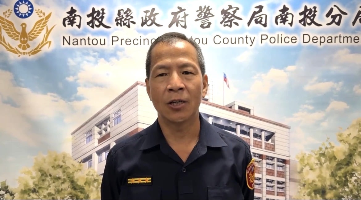 南投市南崗二路發生砂石車與重機車擦撞後　連續撞擊路邊停放之6部自小客車之交通事故