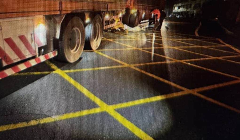 埔里鎮中正路段發生一名女子騎乘重機車不明原因倒地後　遭曳引車輾壓當場死亡之交通事故