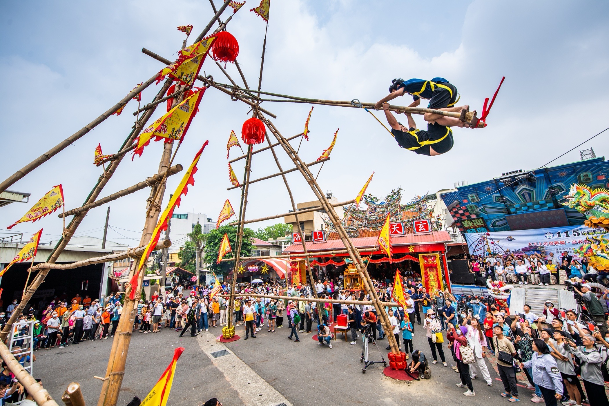 「全台獨嘉」鞦韆節登場　12米竹架高空競技　日本貴賓讚神乎奇技