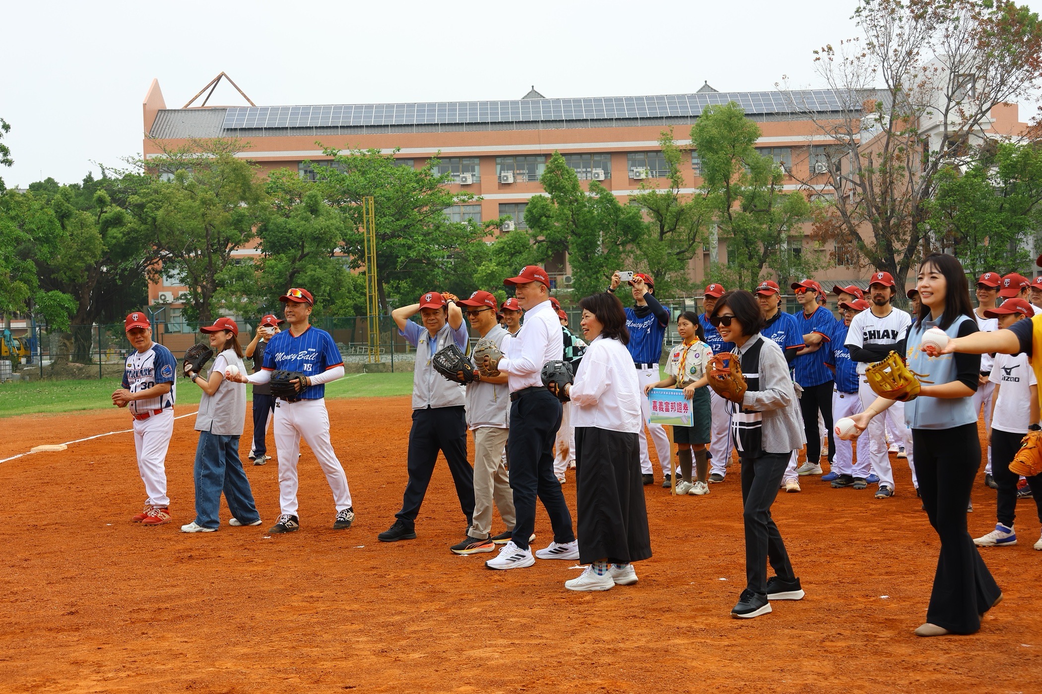 把詐騙當壘球「用力巴下去」！嘉義打詐盃開打　黃敏惠霸氣開球
