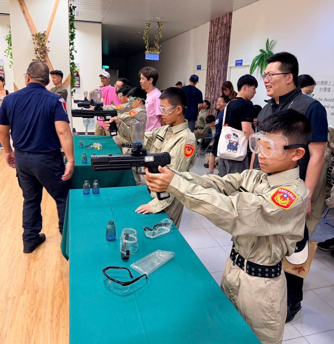 敦化少棒隊參訪嘉義市警局　寓教於樂深化防暴打詐觀念